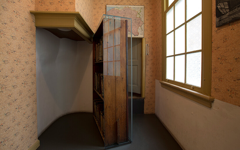 הארון שהסתיר את פתח המסתור בבית אנה פרנק | Photo copyright: Anne Frank House | Photographer: Cris Toala Olivares