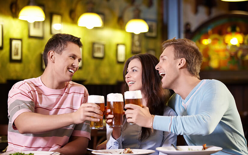 סיור בירה באמסטרדם - החברים נהנים מבירה איכותית
